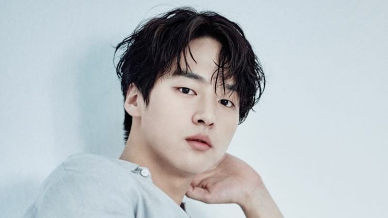 Yang Se Jong pose pour Esquire en 2018
