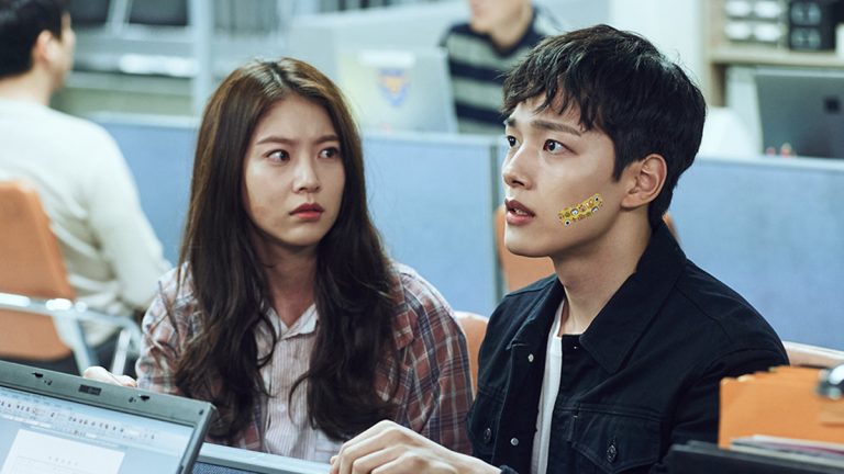 Le drama Circle: Two Worlds Connected