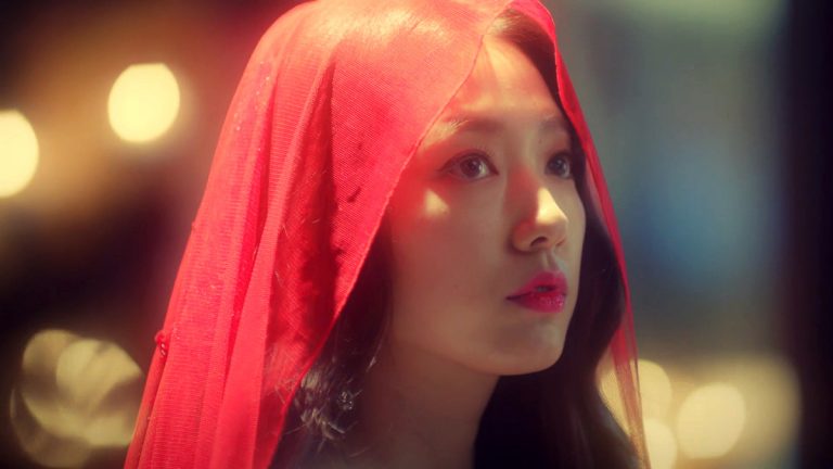 L'actrice Park Shin Hye dans le drama MEMORIES OF THE ALHAMBRA