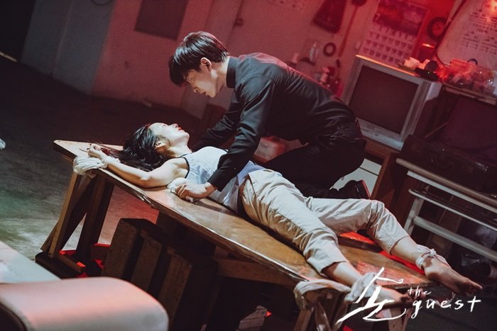 scène d'exorcisme dans le k-drama The Guest
