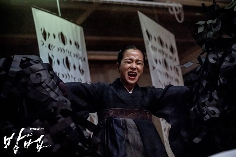 Jo Min Soo joue la chamane dans The Cursed