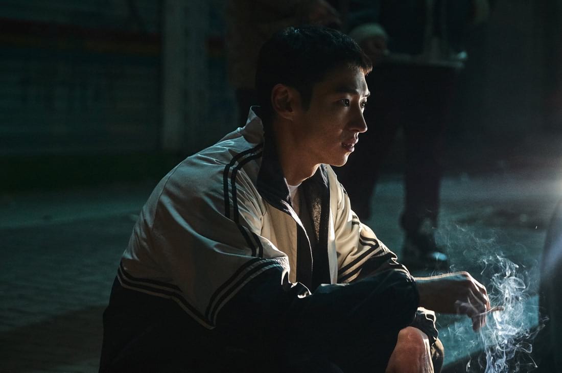L'acteur coréen Lee Je-Hoon dans La Traque (Time to Hunt) sur Netflix