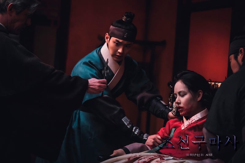 Scène d'exorcisme dans le drama coréen Joseon Exorcist