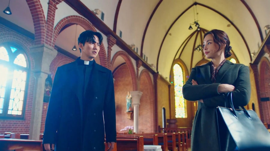 Kim Nam Gil et Honey Lee dans The Fiery Priest (SBS)