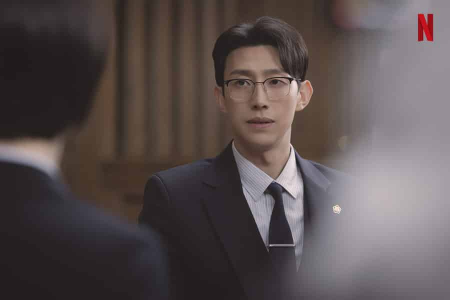 Kang Ki Young dans Extraordinary Attorney Woo